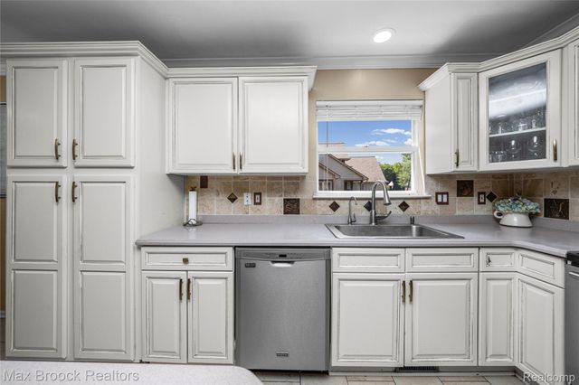 2322 Sandlewood Drive, White Lake Charter Township, MI 48383