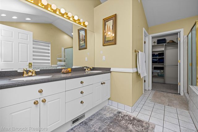 2322 Sandlewood Drive, White Lake Charter Township, MI 48383