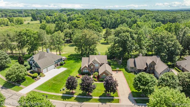 2322 Sandlewood Drive, White Lake Charter Township, MI 48383