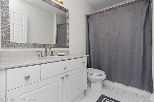 2322 Sandlewood Drive, White Lake Charter Township, MI 48383