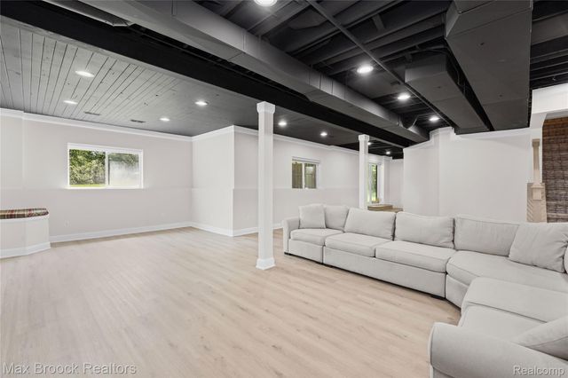2322 Sandlewood Drive, White Lake Charter Township, MI 48383
