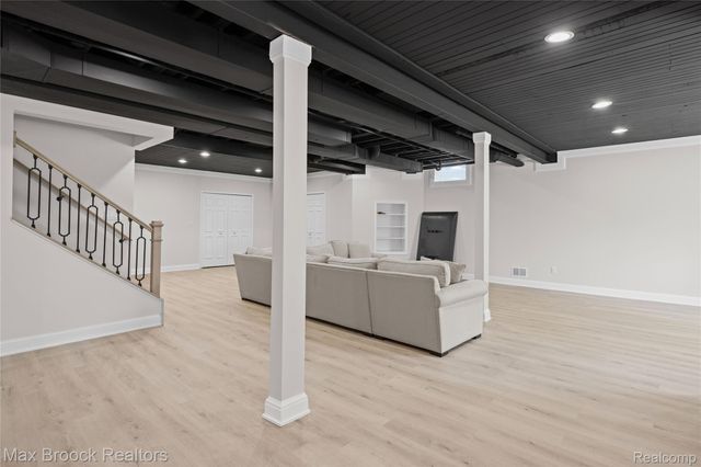 2322 Sandlewood Drive, White Lake Charter Township, MI 48383