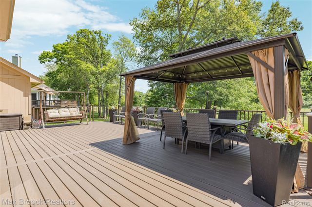 2322 Sandlewood Drive, White Lake Charter Township, MI 48383