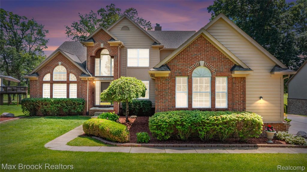 2322 Sandlewood Drive, White Lake Charter Township, MI 48383