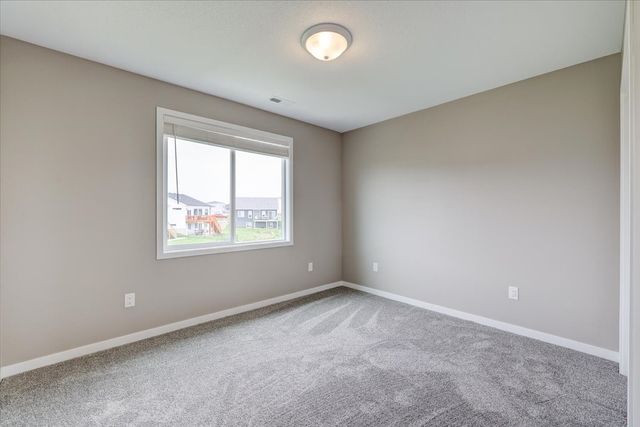 421 N 3rd Avenue E, Newton, IA 50208