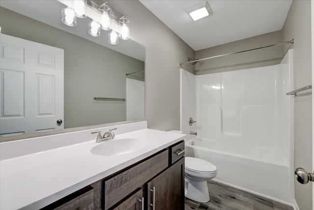 421 N 3rd Avenue E, Newton, IA 50208