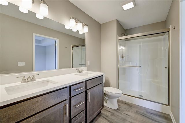 421 N 3rd Avenue E, Newton, IA 50208