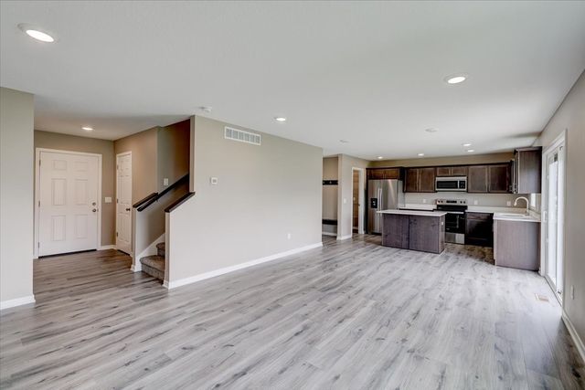 421 N 3rd Avenue E, Newton, IA 50208