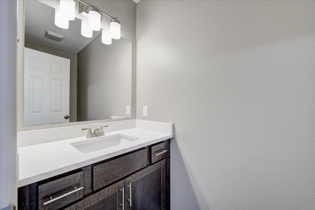 421 N 3rd Avenue E, Newton, IA 50208