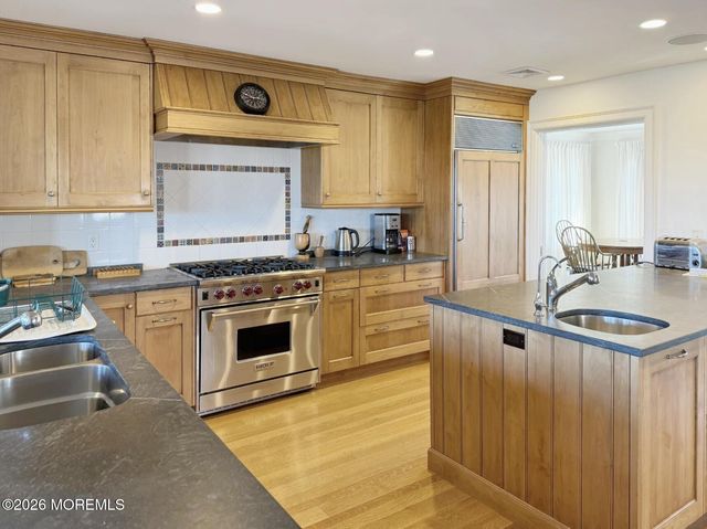 985 East Avenue, Mantoloking, NJ 08738