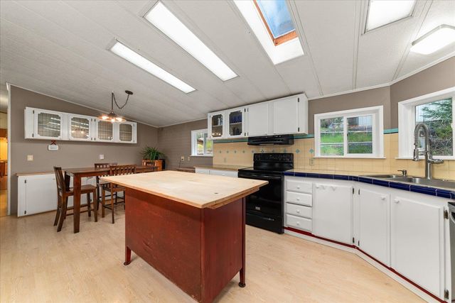 42408 N Sylvan Rd, Elk, WA 99009