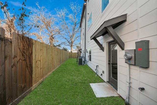 4804 Elysian Street B, Houston, TX 77009