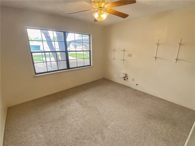 908 Fannin St, George West, TX 78022