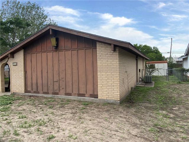 908 Fannin St, George West, TX 78022