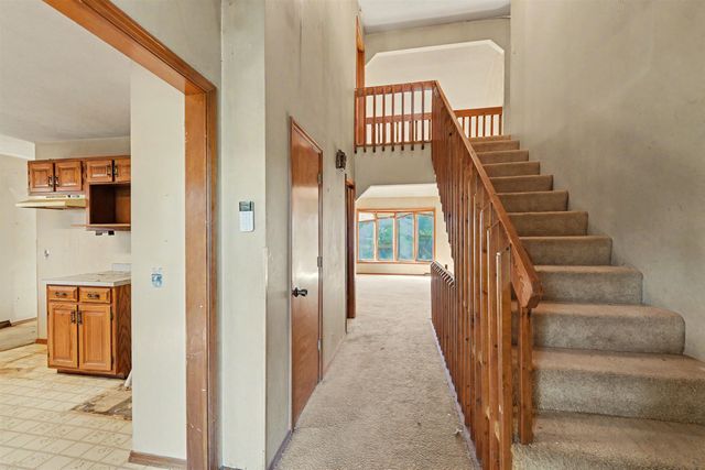 2132 Country Hills Rd, Salina, KS 67401
