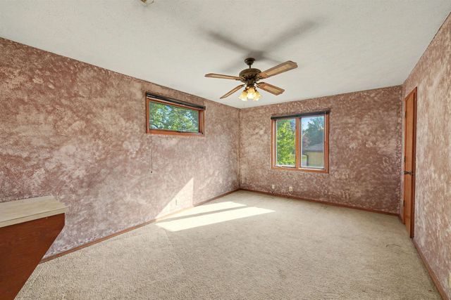 2132 Country Hills Rd, Salina, KS 67401