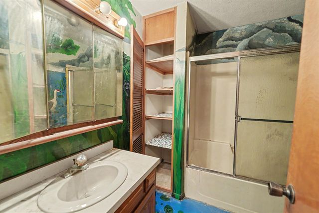 2132 Country Hills Rd, Salina, KS 67401