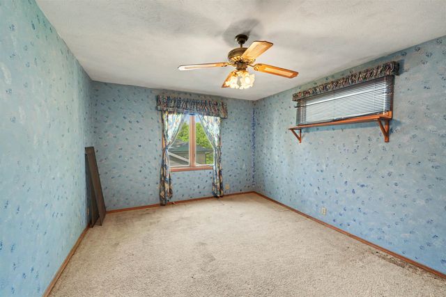 2132 Country Hills Rd, Salina, KS 67401