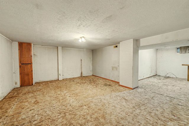 2132 Country Hills Rd, Salina, KS 67401