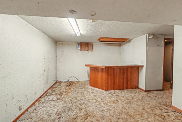 2132 Country Hills Rd, Salina, KS 67401