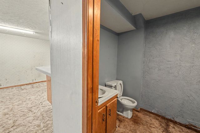 2132 Country Hills Rd, Salina, KS 67401