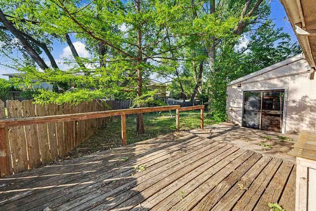 2132 Country Hills Rd, Salina, KS 67401