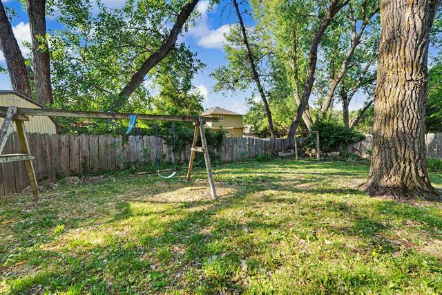 2132 Country Hills Rd, Salina, KS 67401