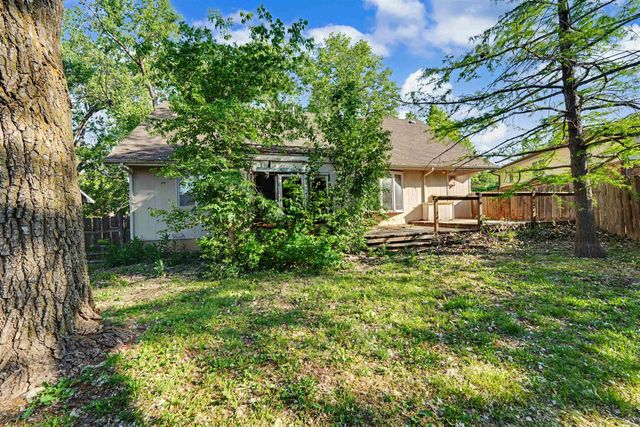 2132 Country Hills Rd, Salina, KS 67401