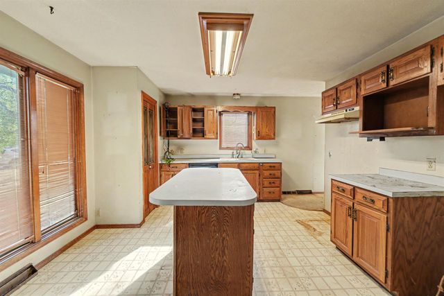 2132 Country Hills Rd, Salina, KS 67401
