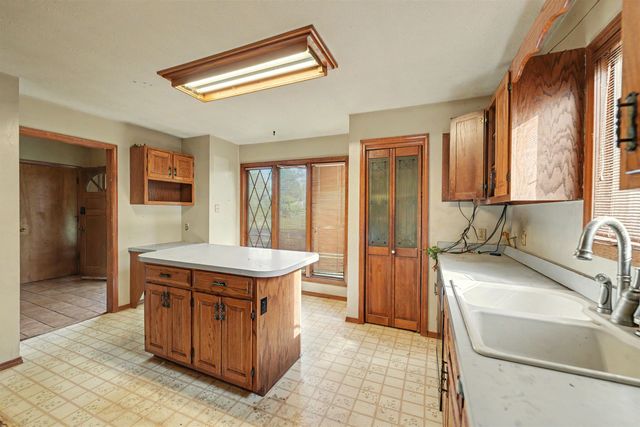2132 Country Hills Rd, Salina, KS 67401