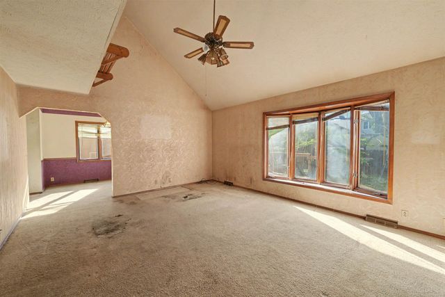2132 Country Hills Rd, Salina, KS 67401