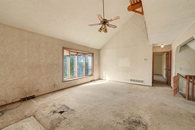 2132 Country Hills Rd, Salina, KS 67401