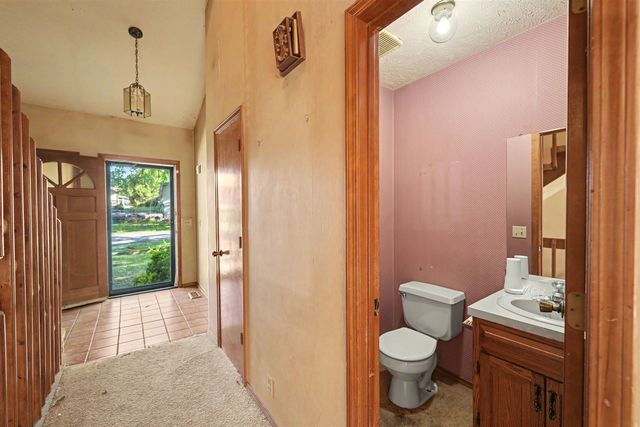 2132 Country Hills Rd, Salina, KS 67401