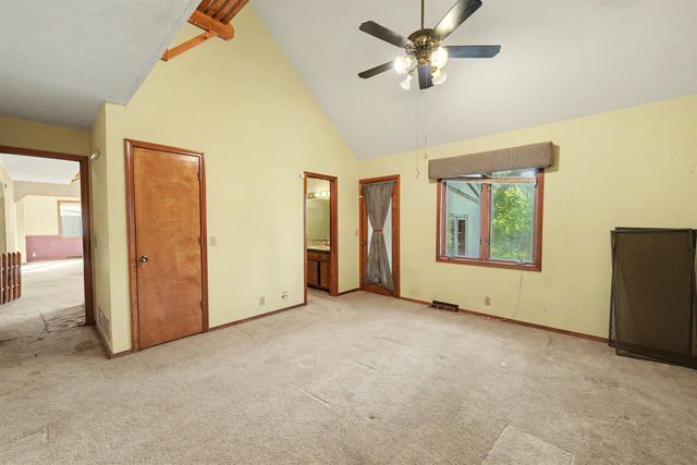2132 Country Hills Rd, Salina, KS 67401