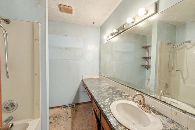2132 Country Hills Rd, Salina, KS 67401