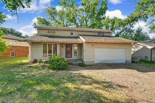 2132 Country Hills Rd, Salina, KS 67401