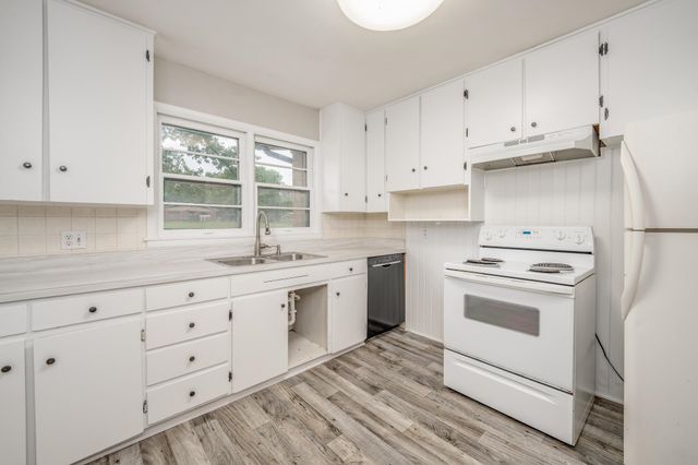 461 S Westview Dr, Derby, KS 67037