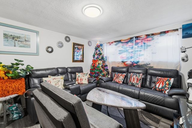 29 Auna Dr 3, Brockton, MA 02301