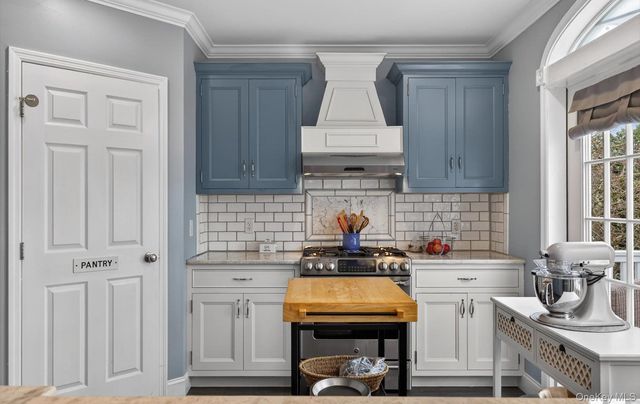 108 Awixa Avenue, Bay Shore, NY 11706