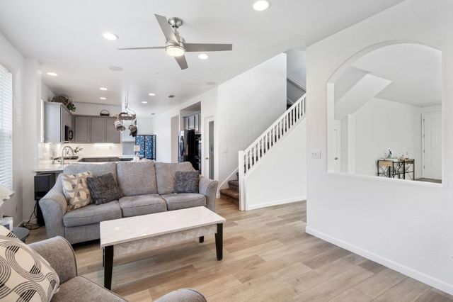 36 Holden Ct, Sacramento, CA 95835