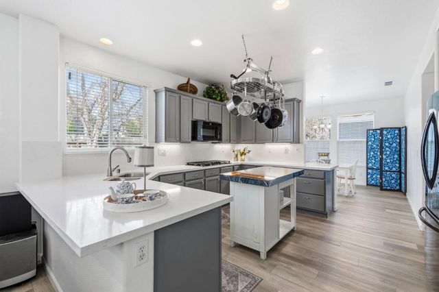 36 Holden Ct, Sacramento, CA 95835