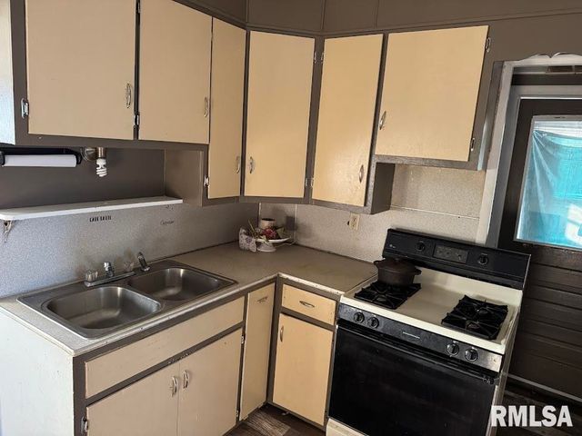 205 STATE Street, Christopher, IL 62822