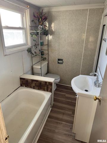 205 STATE Street, Christopher, IL 62822