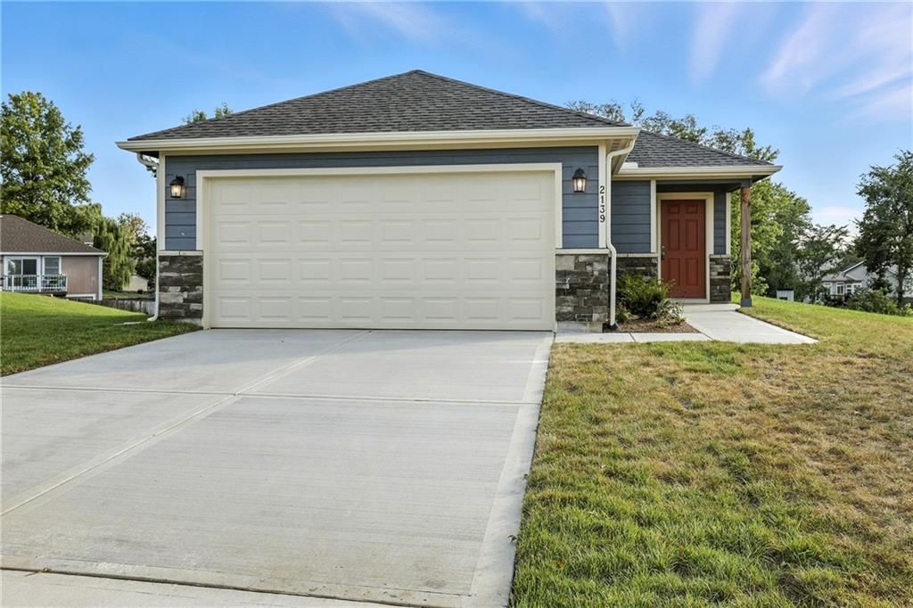 416 Valley View Drive, Tonganoxie, KS 66086