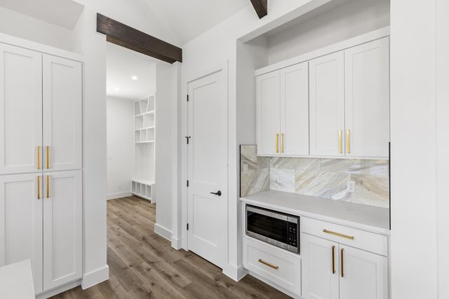 1827 Foothills Dr, Kerrville, TX 78028