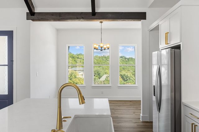 1827 Foothills Dr, Kerrville, TX 78028