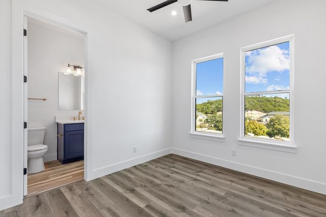 1827 Foothills Dr, Kerrville, TX 78028