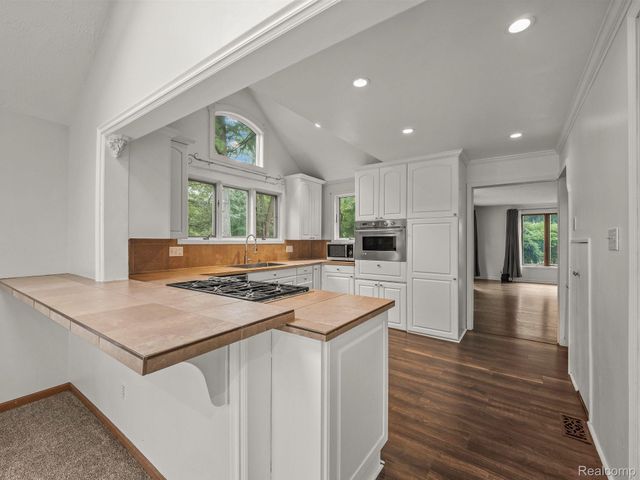 48070 SHELBY Road, Shelby Charter Township, MI 48317