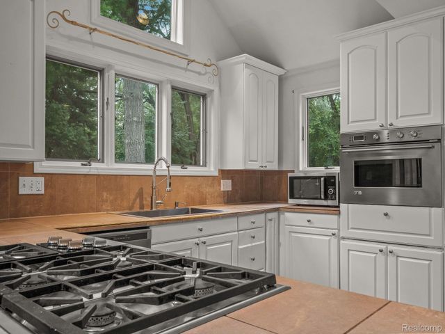 48070 SHELBY Road, Shelby Charter Township, MI 48317