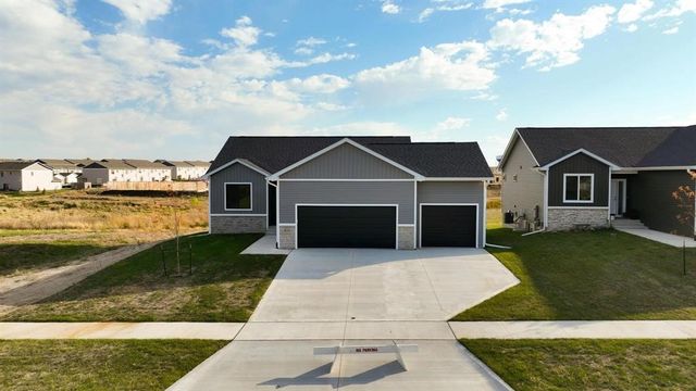 1165 Prairie Village Court, Waukee, IA 50263